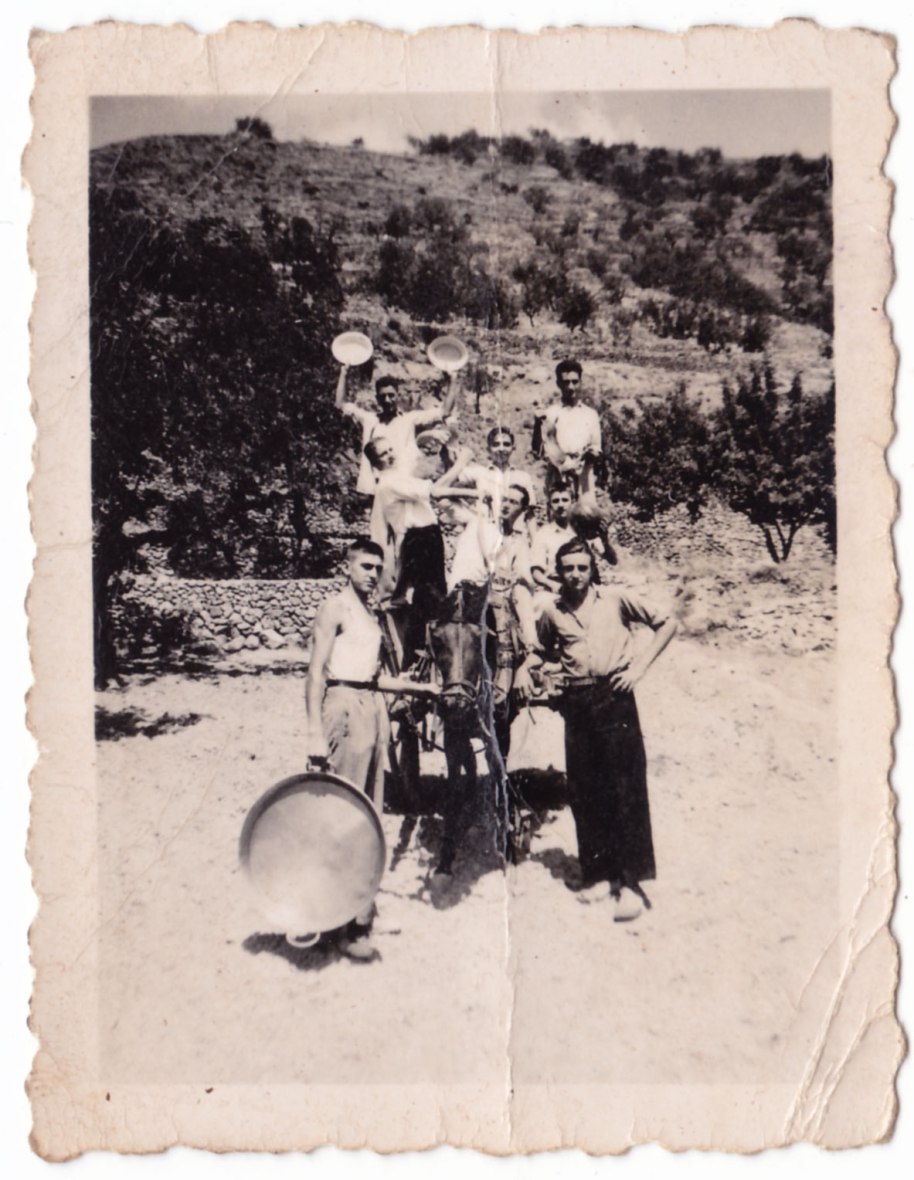 Possiblement la primera "penya" d'Artana: la Penya els Pelegrins. Agraïm la contribució de Lourdes Peris.