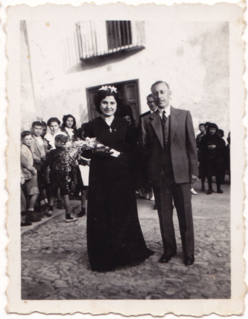 Boda. Com s'ha pogut veure en altres col·leccions, eren molt habituals les bodes de negre.