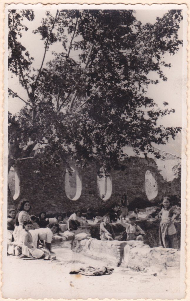 Una singular foto de dones i xiquetes llavant a la sèquia. Es respira bon humor.