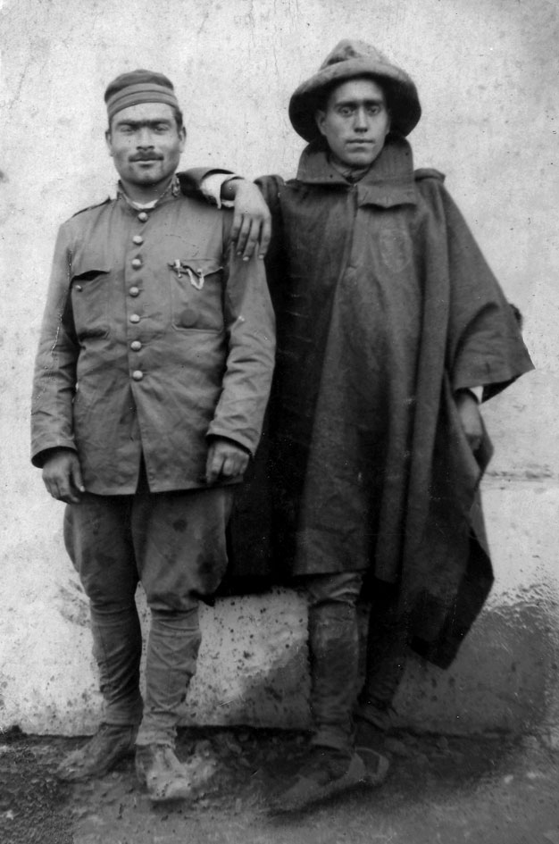 Patricio Vilar Martí (vestit amb una capa) a la guerra d'Àfrica. 1de desembre de 1924.