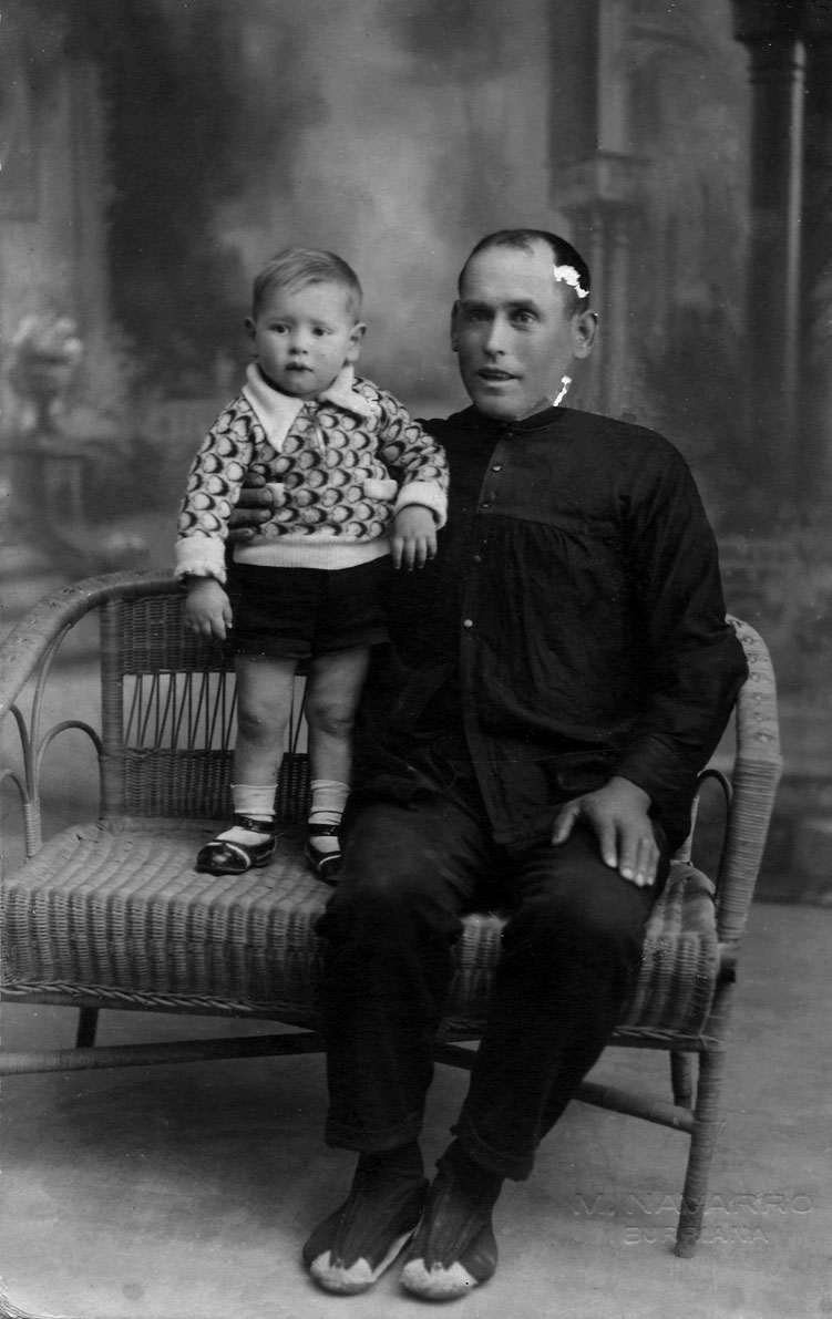 Joan Vilar Martí amb el seu fill Juanito (sobre 1933)