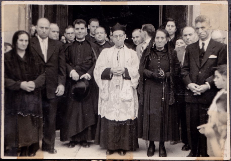 Mn. José Herrero 'Peneque', al que veiem xiquet en les fotos anteriors, cantant missa a l'església d'Artana 