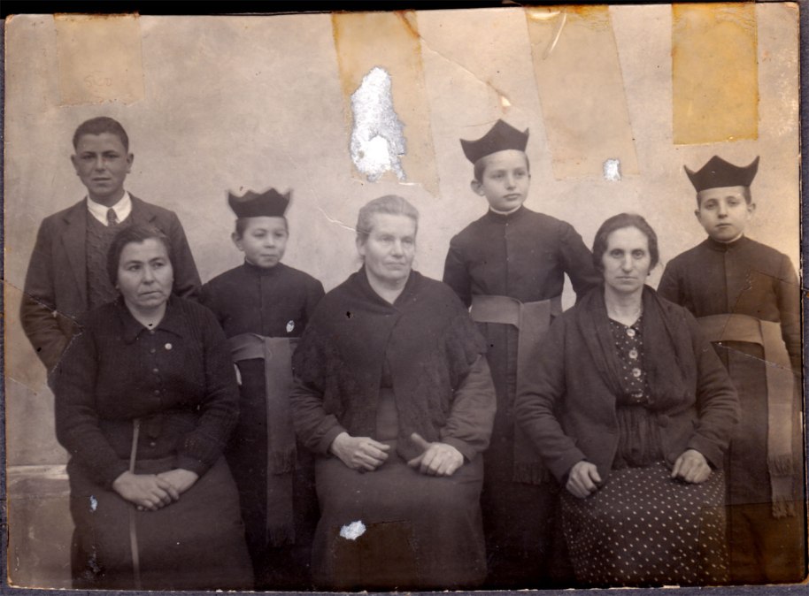 Artana sempre ha proporcionat molts capellans, des de la repoblació ha hagut xiquets que s'han oferit a l'Esglèsia (tots els detalls els conta Mn. Lluis en un llibre inèdit: Artananenses notables). Després de la Guerra civil, potser va augmentar l'ardor místic. En esta imatge tenim tres xiquets de 13 anys amb les mares