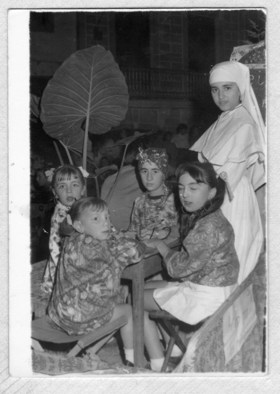 Un altra cavalcada del Domund. Ací reconeixem a Maite Vilar, vestida de monja, i a Rosa Redó