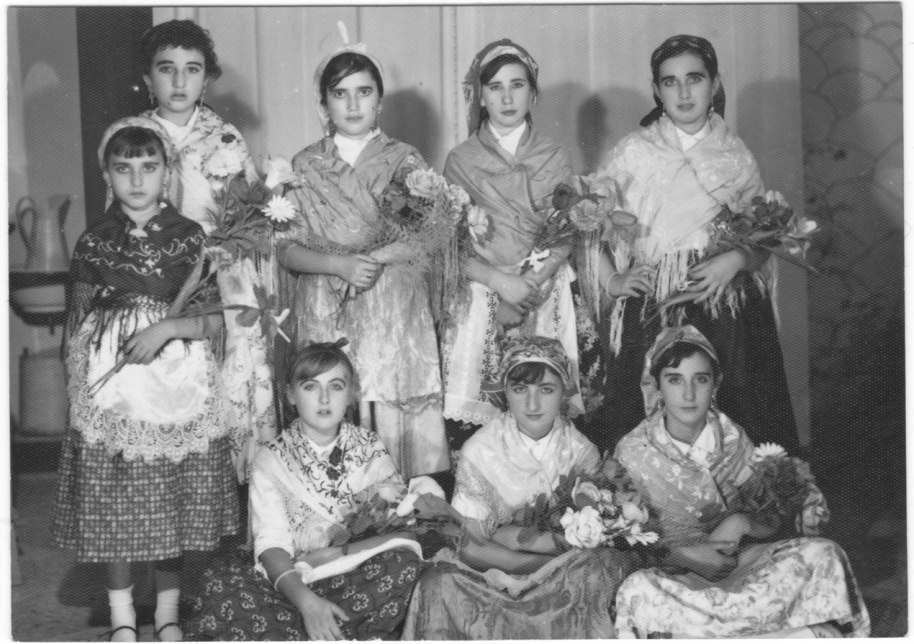 Festes religioses quasi tot l'any, i processons quasi tots els diumenges d'estiu. En este cas són xiquetes disfressades possiblement per a la cavalcada del Domund. 