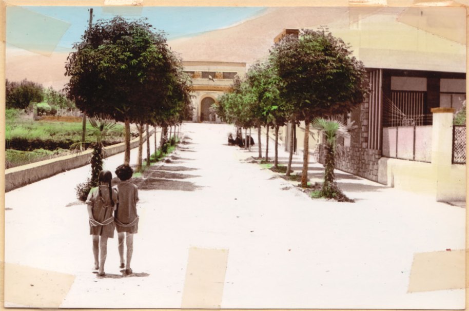 María Teresa Racó i Pili Maniuela anat cap Escola. Es tracta d'una postal editada en 1966.