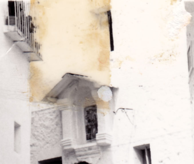 Entre fotos de diferents festivitats hem pogut aïllar esta imatge de la capelleta de la Divina Pastora que mostra com era la fornícula original, de 1851. Es va assolar amb les reformes de la casa, cap a l'any 73.