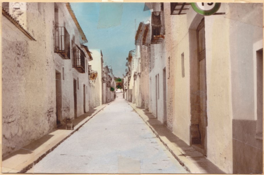 El carrer Sant Salvador, del barri de la Foia, en una nova postal pintada d'I.A. Santa Fe, com la d'abans de 1966. 