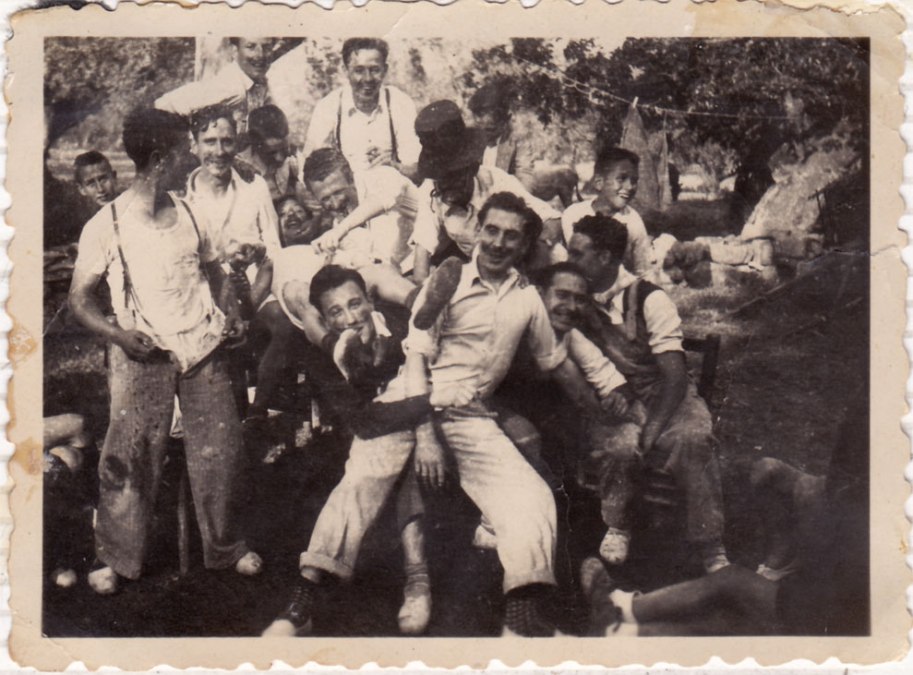 La festa ja bastant desgavellada: pantalons avall, muntonades de gent... Reconeixem Vicent el Cartero, Benjamín de Cagarnera,, Benjamín de Chesa (com a Groucho Marx), Ximet, Nano, Caranyo...