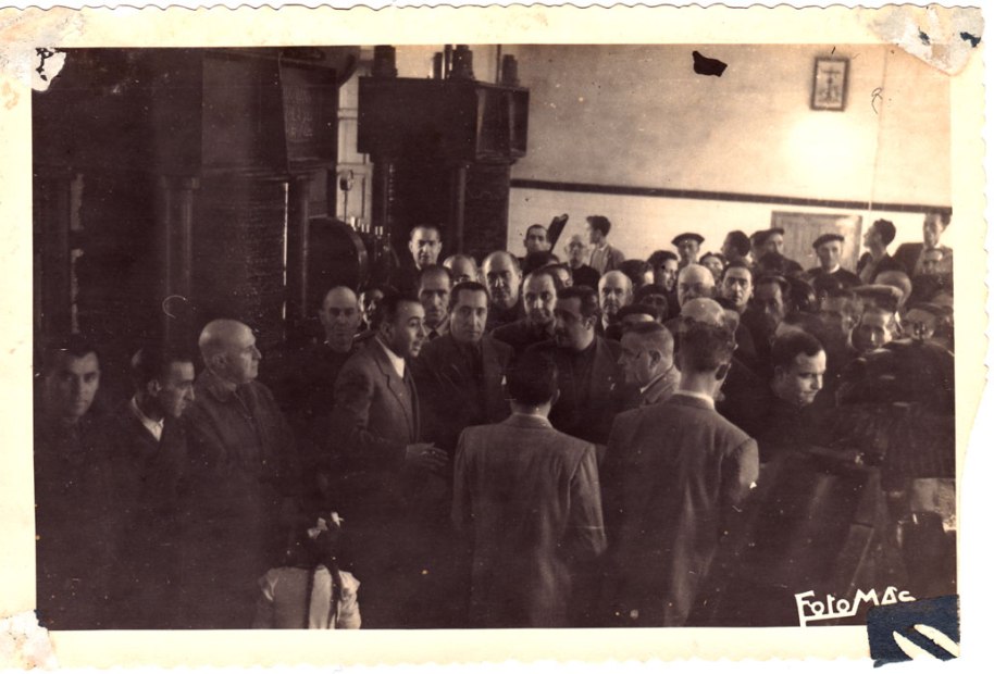 Parlaments dins de les instal·lacions.