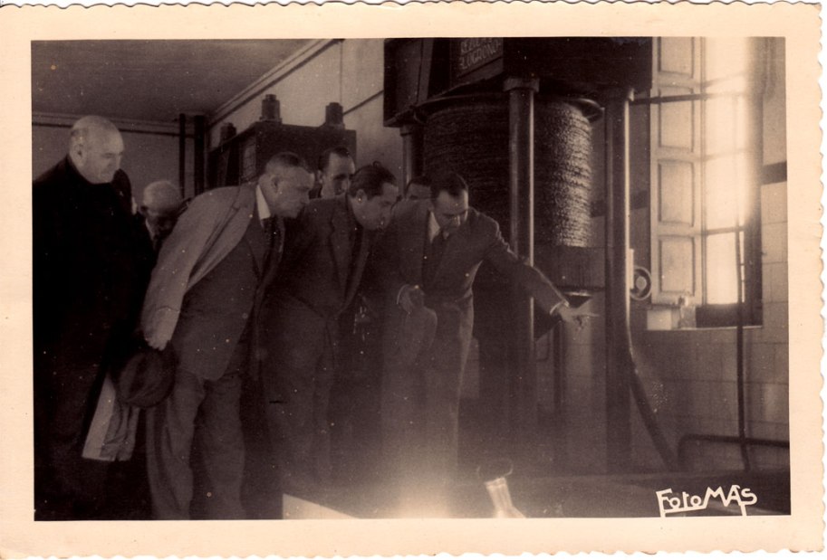 Imaginem que el tècnic està donant les explicacions oportunes. Pareixen ser les bassetes on es decanta l'oli.