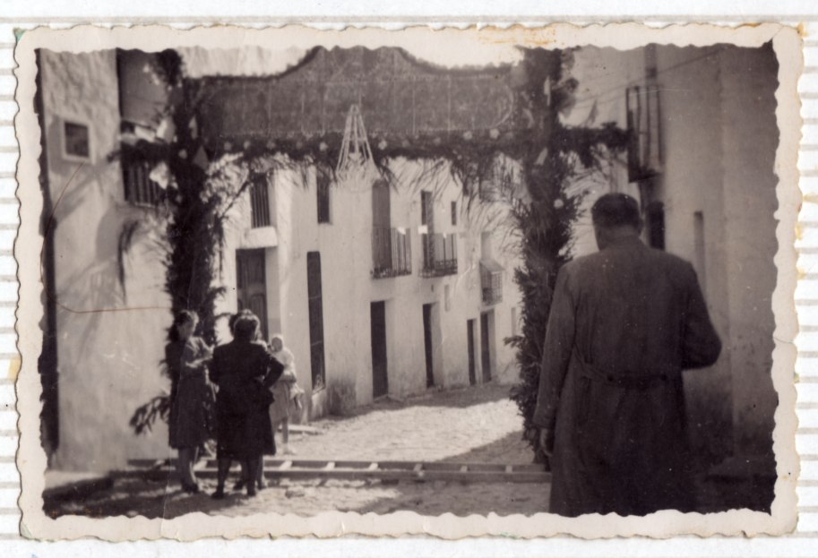 Un preciós arquet amb rams, banderetes, farols i pancartes, amb motiu d'una visita pastoral. Pareix el carrer de Sant Joan.