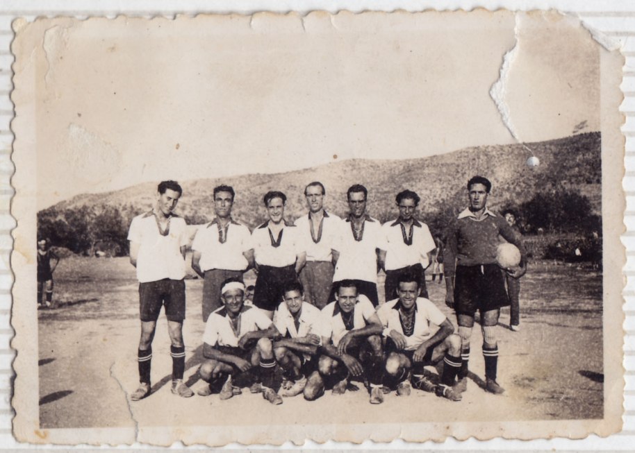 Un equip de futbol ja passada la Guerra. Només hem reconegut Emílio Álvaro, el primer per l'esquerra, i José Suquiana, el que fa cinc de la fila dels que estan drets.