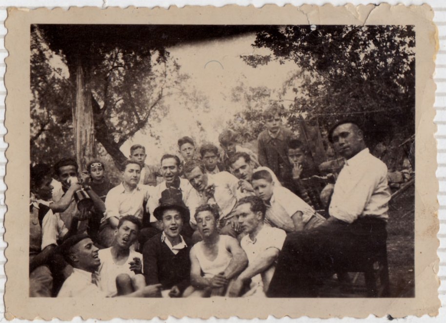 Es pot reconéixer, entre altres, situats en mig a José María el Ferrer, Caranyo, Nano i Juan de Sol; a la dreta Pascual de la Pobila; baix, des de l'esquerra, José Catret, Vicente el Cartero, Pascual de Blai i Vicentet de Pla.