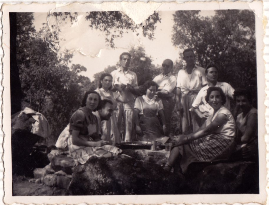 A les paelles a l'Ermita era típic fer-se una tauleta i unes cadiretes amb pedres ramblenyes, de vegades aprofitant un ribàs. Entre la gentada, Rosario Bollo, Trinidad de Baleso, Enrique Cabedo, Patrício, Marí Primitiva i desconeguts.