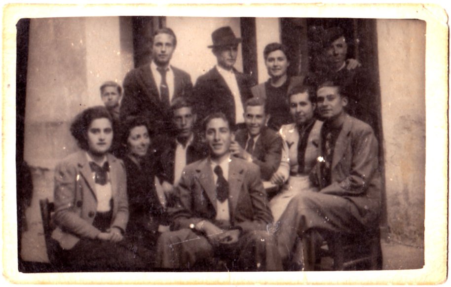 Una colla de gent molt mudada i elegant, en una imatge antigueta, segurament de preguerra. A penes reconeixem als quatre que estan drets: Ramona, José Mateua, Mª Dolores de Racó i, potser, el tio Moreno Garrofa.