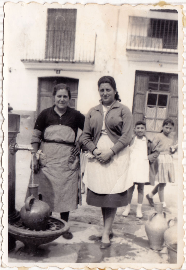 Trinidad de Romana i Isabel a l'aigua a la font de la plaça Major.