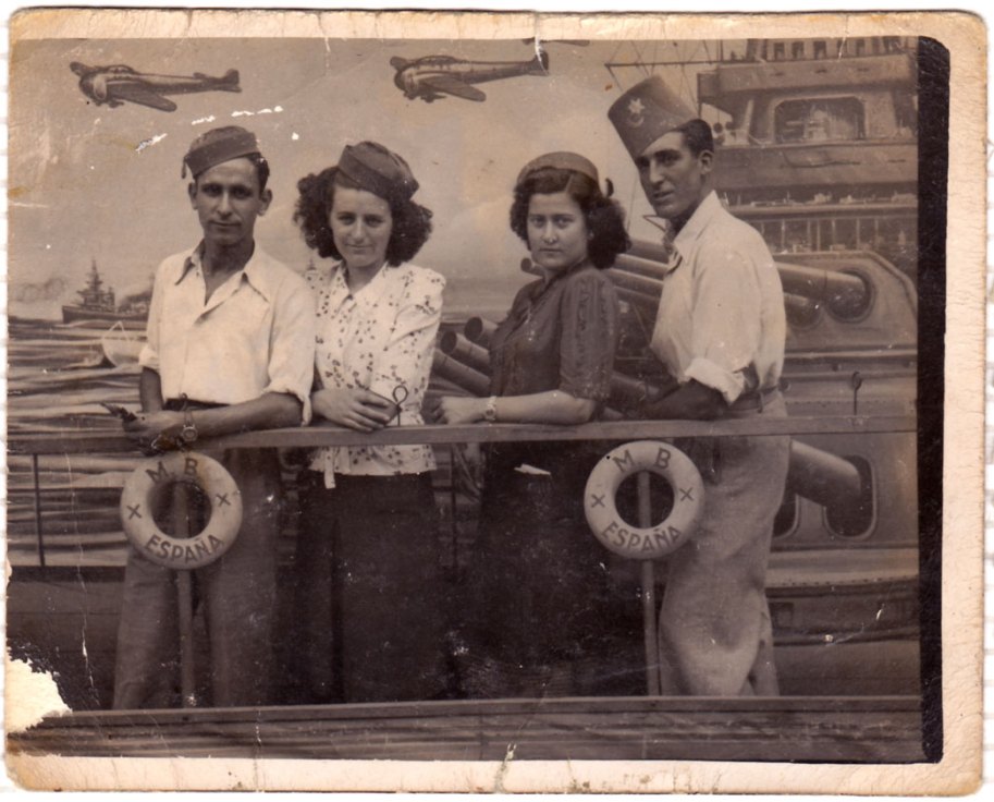 Generalment els telons solien mostrar imatges exòtiques i elegants, però també eren possibles les imatges d'entorns bel·licosos, com en esta ocasió. Això seria impossible sense una idealització de la Guerra, del valor i l'heroisme. Ximet, Josefina Seba, una desconeguda i Enrique Cabedo.