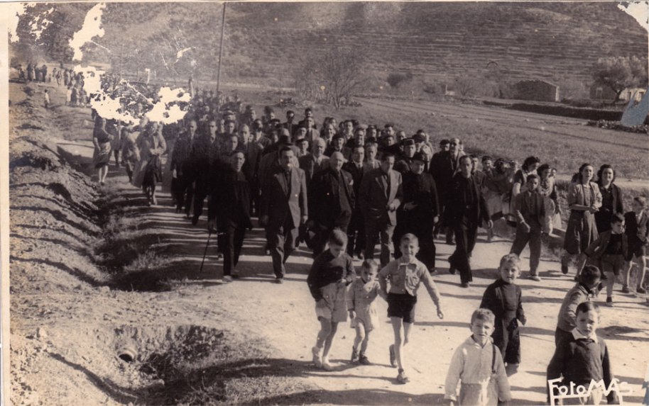 Una gran comitiva que va replegar a les autoritats forànies a l'entrada del poble i les va acompanyar per la carretera, que aleshores era de terra i no tenia cases a cap costat.