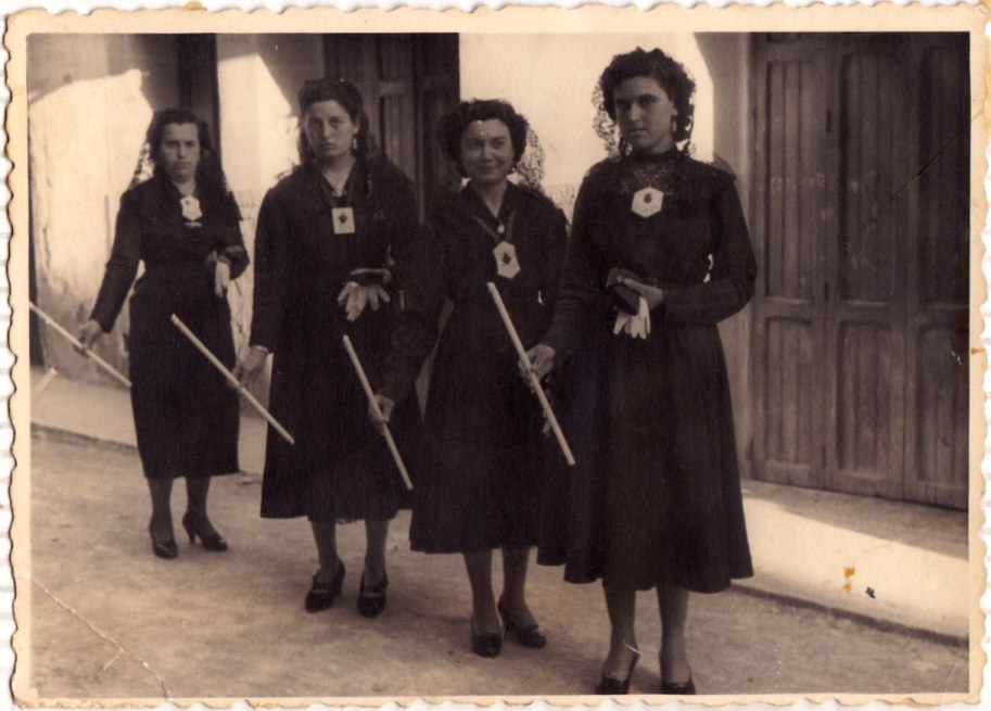 Segurament són xiques de la Junta del Cor de Jesús, tal com s'aprecia en l'escapulari. D'esquerra a dreta són Pura "Primitiva", Isabel, Carmen "de Tramussera" i Teresa "Meto". Les congregacions es van popularitzar la primera meitat del segle XIX. Amb la radicalització política de la segona meitat del segle, a Artana en van desaparèixer moltes. En la seua Història d’Artana, Mossén Lluís Vilar parla de les desaparegudes congregacions dels “terciaris” del Carme, la de Santo Domingo, terciaris de Sant Francisco de Asís, l’Adoració perpètua de Jesús Sagramentat, la Congregació de les Maries i la dels Joans, i per fi la de l’Amor Hermoso en honor de la Immaculada. A finals del segle XIX es va fundar encara la de les xiques Teresianes i es va reformar la dels “terciaris de Sant Francesc”, fins que Mossén Emilio Llorens Osuna (el responsable de l’església actual) va fundar la Congregació del Cor de Jesús per a homes i dones (sempre amb més activitat de dones que d’homes). Mn. Emilio va posar la Comunió general de reglament del Cor de Jesús el primer diumenge de cada mes; en el segon la de les Teresianes; en el tercer la dels Lluïsos; el quart la dels Franciscans; i després, quan es va establir la de Maria Auxiliadora o de Cooperadors Salesians, va assignar la seua comunió reglamentària el primer diumenge, en companyia del Cor de Jesús. Seguint encara a Mn. Lluís, el rector va distribuir plaques amb l’efígie del Cor de Jesús per a penjar-les en les façanes, la qual cosa va ser causa de commocions polítiques. El mateix Mn. Lluís va fundar la congregació de S. Lluís Gonzaga (“els lluïsos”) el 1887, quan només tenia 17 anys.