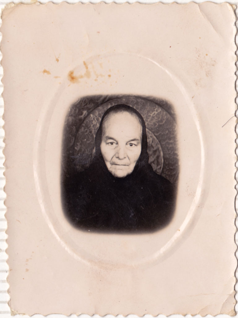 Per acabar, i per a frenar també tanta marxa, una imatge que ens ha paregut  preciosa: una dona major (potser no tan major), desdentada, amb mocador negre i monyo replegat, amb un fondo surrealista en forma de caragol, em mig d'una elipse blanca. Certs tipus habituals en el nostre entorn han desaparegut completament, esperem que per a bé. Una imatge que perviu encara en països menys desenvolupats. De qualsevol manera, ens ha paregut una persona que mostra una gran dignitat i que mira a càmara amb determinació i molta personalitat.