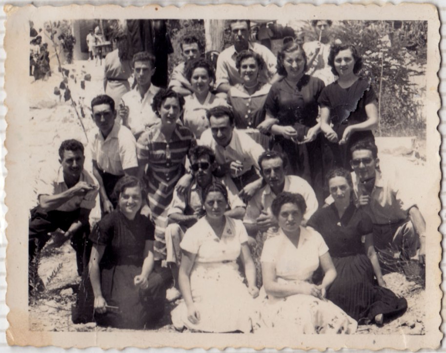 En esta imatge de Fira Santa Cristina ja s'havia passat la moda dels davantals. Alguns noms a l'atzar: Casanova, Miquel Baleso, Ricardo Andreu, Pureta Seba, Marí Macareno, Isabel, Pureta el Forn, Teresa Ramonet... 