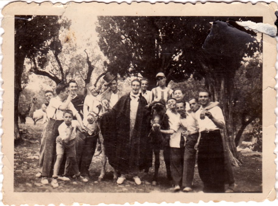 Pareix que van a fer una carrera de burros, que era una activitat habitual (especialment a Sant Antoni). Potser en este cas era una carrera privada. L'escena està molt animada: disfresses, bigots pintats, puros... Entre els presents Vicente Sol, Joaquín de Sol, Vicentet Pla, José Catret, José María el Ferrer, Nano, etc.