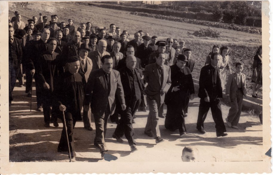 Començant per l'esquerra Veiem al tio José Maria Cabañes, a Emílio Álvaro amb vara de segon alcalde, al Moreno Garrofa, al tio Catret també amb vara, etc. Entre la gentada hem reconegut a José Caranyo, que anys després seria alcalde molt de temps, a "Chacola", a la dreta, i amb davantal (que aleshores es portava seguit) Rosarito Mollona i Fina Fuesto, i el xiquet pareix ser Enrique "Manyà".