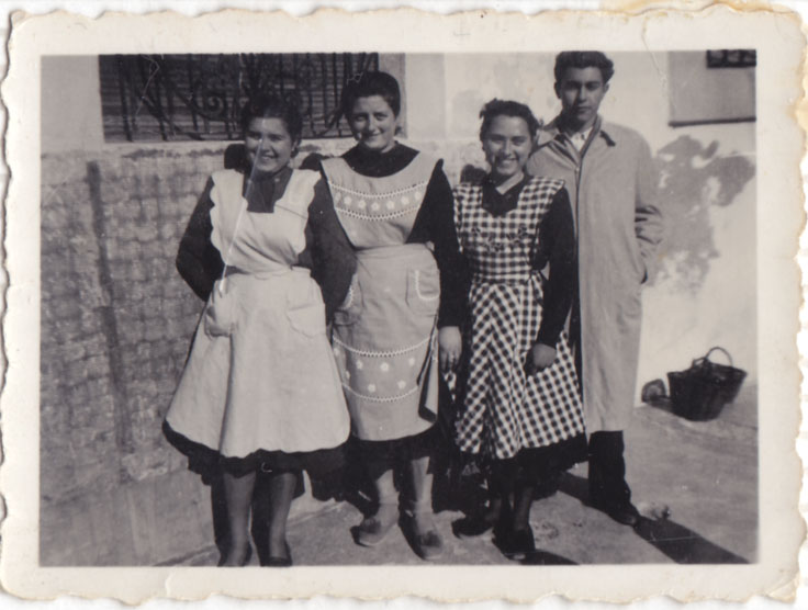 Si abans parlàvem de l'apoteosi del catret, ara podríem parlar de la del davantal. En la imatge Carmen de Beatriz, Isabel, Marí Pòlita i Panader. Per Pàsqua s'estrenaven els davantals i es portaven de seguit, tret de grans ocasions solemnes.