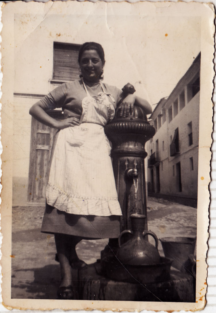 Posant amb gràcia a la font del Pla. Darrere pareix que s'aprecien les rases de la instal·lació de l'aigua corrent. Si fóra així, estaríem al voltant de l'any 60.