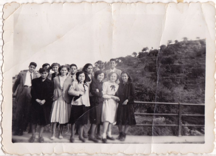 Ja en postguerra, una altra colla de xavaletes i xavalets. A penes reconeixem Rosarito Villaret, Marí Pòlita i Marí Peneque. Els xics són de Tales, segurament amics d'Isabel. No hem pogut esbrinar on està feta la foto.