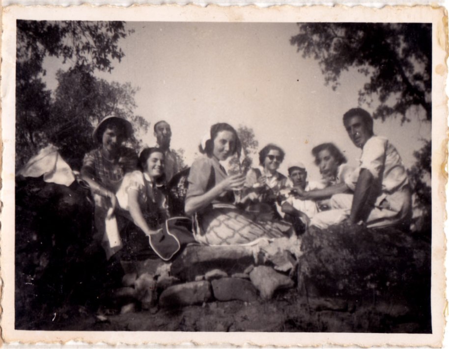 Al sol d'estiu en un bonic enquadrament. Si no ens ajuda ningú, nosaltres només reconeixem Rosario Bollo i Enrique Cabedo.   El lloc del dinar pareix idíl·lic.