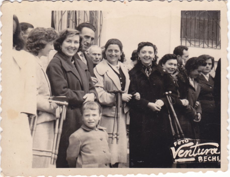 Una altra servitud de les dones era cedir els bancs als homes i elles seure en un catret. En la imatge una apoteosi del catret: d'esquerra a dreta Mari "Campos", Consuelo, Isabel, Teresa Bastero, Carmen "de Tramussera" i el "Rico".
