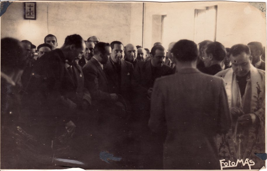 Els mateixos, amb el rector mossén Pallarés ja revestit per a la benedicció de les instal·lacions.