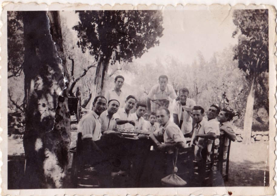 A continuació tenim sis imatges d'un dinar bastant desmadrat. Que cadascú intente esbrinar l'ordre dels esdeveniments. Començarem pel dinar i acabarem pel desgavell. D'esquerra a dreta, pareixen José Caranyo, Paascual de la Replaceta, Enrique Cabedo, amb boina Juanito Coloma, damunt d'una cadira Ricardo o Enrique Manyà, Nano i Benjamín de Cagarnera.