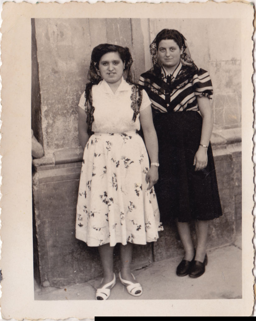 Les dones havien d'anar a missa amb el cap tapat. Pureta "el Forn" i Isabel amb un elegant velet a la porta de l'església.