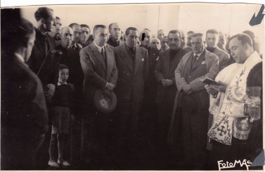 Seguint amb l'acte ja coneixem aproximadament als protagonistes. L'única menció curiosa és la de Don Juan Caballero, el metge, que aguaita a la dreta del tio Catret.