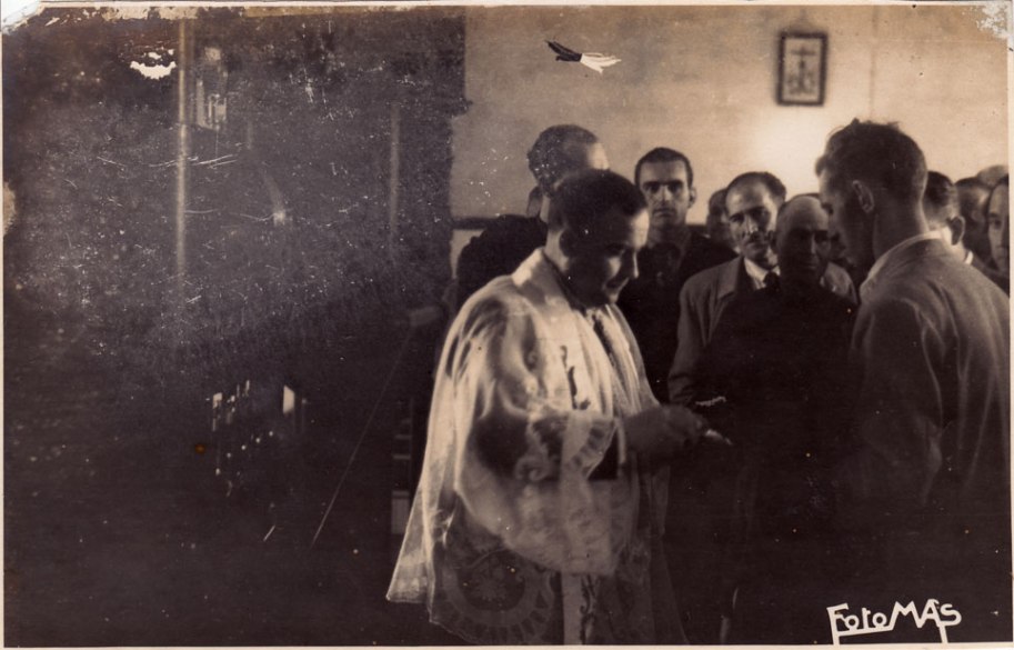 Fem un altre repàs: el rector Mn. Juan Pallarés, darrere Emílio Álvaro, Don Juan Caballero i el tio Catret.