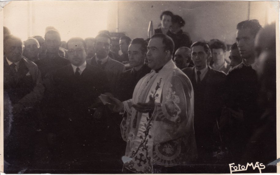 Dos novetats: a l'esquerra del capellà, el Secretari de l'Hermandad, que era de Villamalur, i a la dreta Miguel l'Alguatzil. 