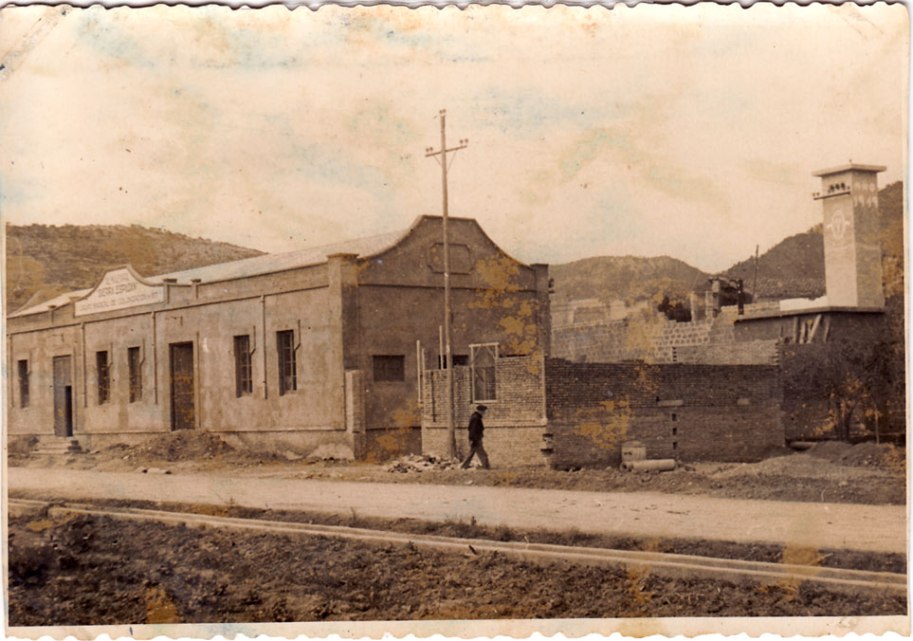 Vista exterior. Encara s'estaven construint les oficines. L'almàssera estava aleshores fora del poble.