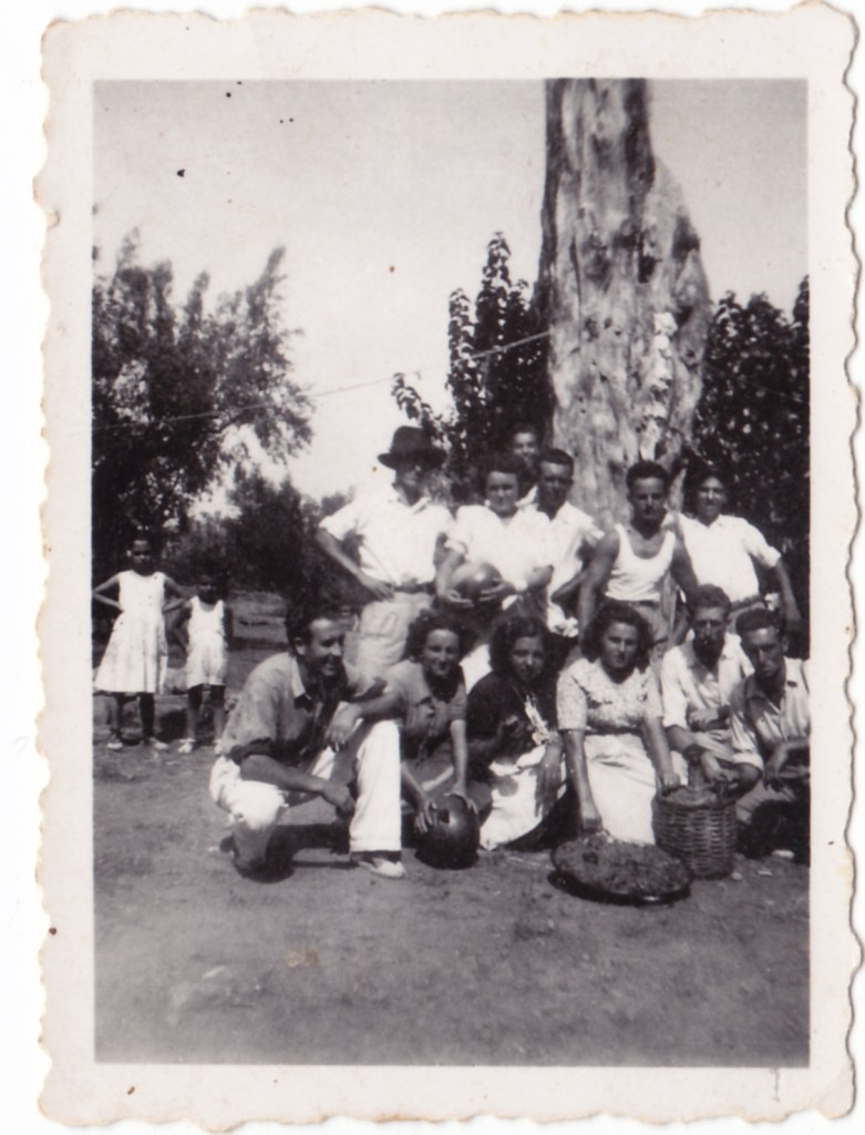Porta una inscripció: "16-8-49. Sta. Cristina. Paella en la Ermita"