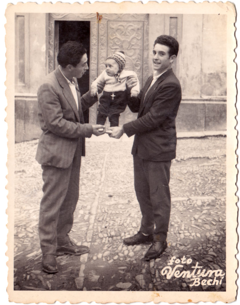 Una simpàtica imatge amb un xiquet de bolquers. S'aprecia molt bé el dibuix de l'empedrat de la plaça, en aquell moment molt desgastat. Està datada per darrere: 15FEB1959.