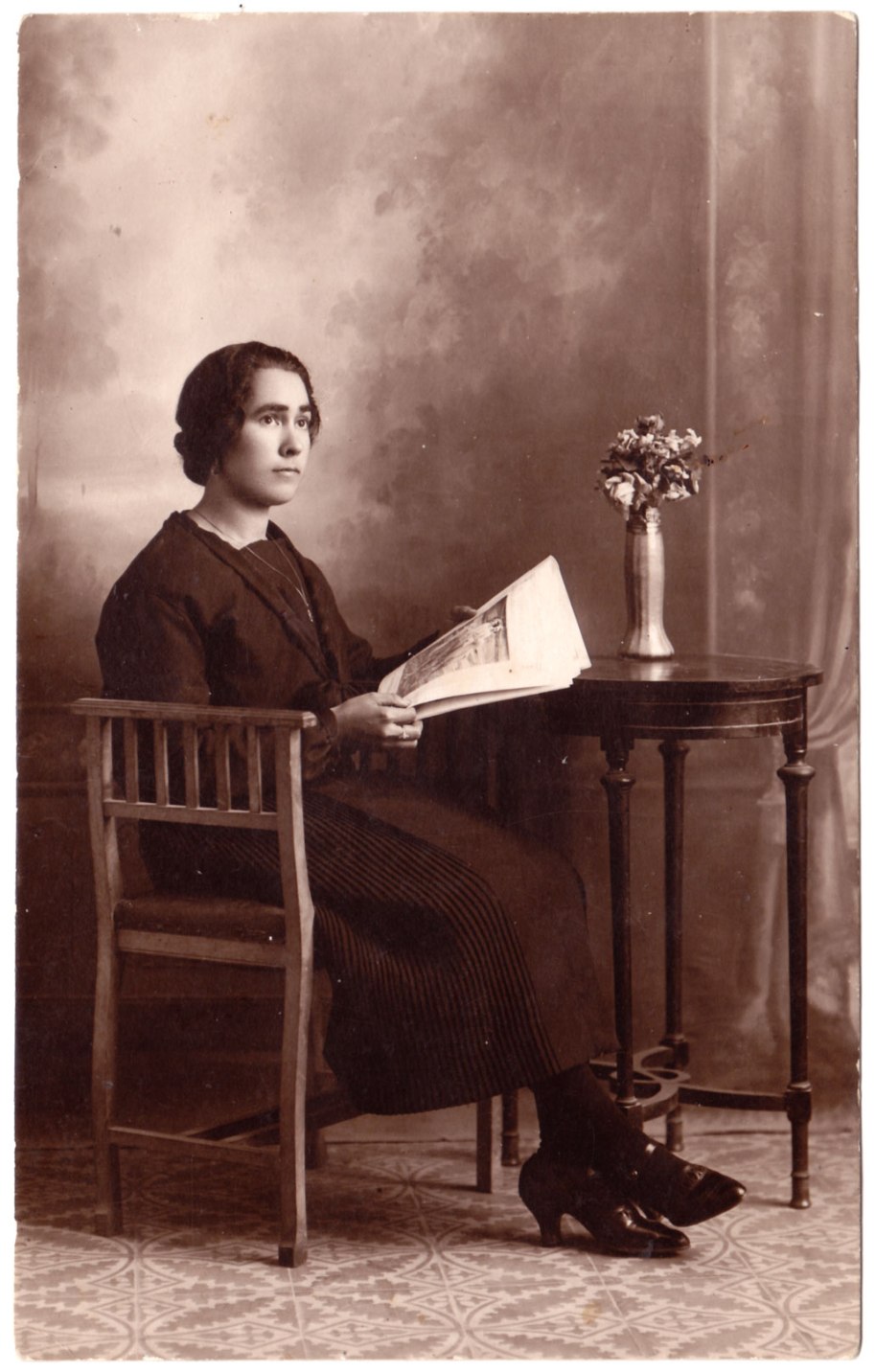 Tirant un poc més enrere, una avantpassada de Sergio: una xica jove vestida de forma molt formal i llegint una revista il·lustrada a l'estudi del fotógraf. Possiblement dels anys 20-30.