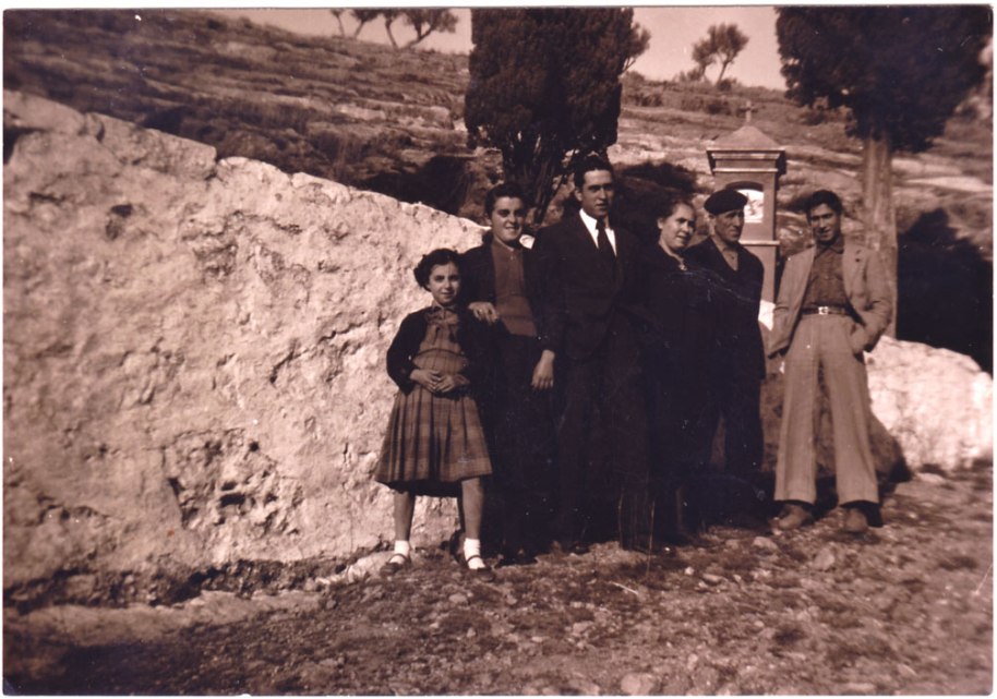 Una preciosa foto de família als caminets del Calvari, tècnicament impecable. Ja estem als anys 60.