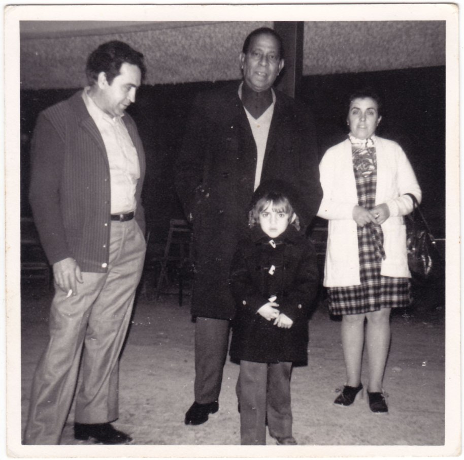 Segurament des de Viriato (segons Mn. Lluís) no havia estat en Artana ningú tan famós: Antonio Machín, íntim amic de la família Vilar Herrero, va estar al nostre poble repetidament, cantant i també de visita informal. Ja estem en els anys 70.