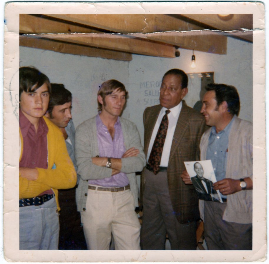 Una última imatge d'Antonio Machín entre un grup de fans.