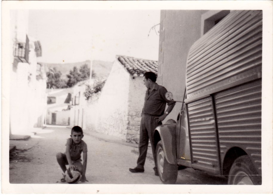 El carrer del Salvador durant els anys 70 virant cap avall.