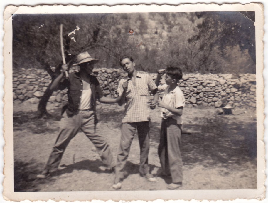 No coneixem a ningú. Xiquets de jugarota, pareix que per l'Ermita o alguna altra zona vora rambla