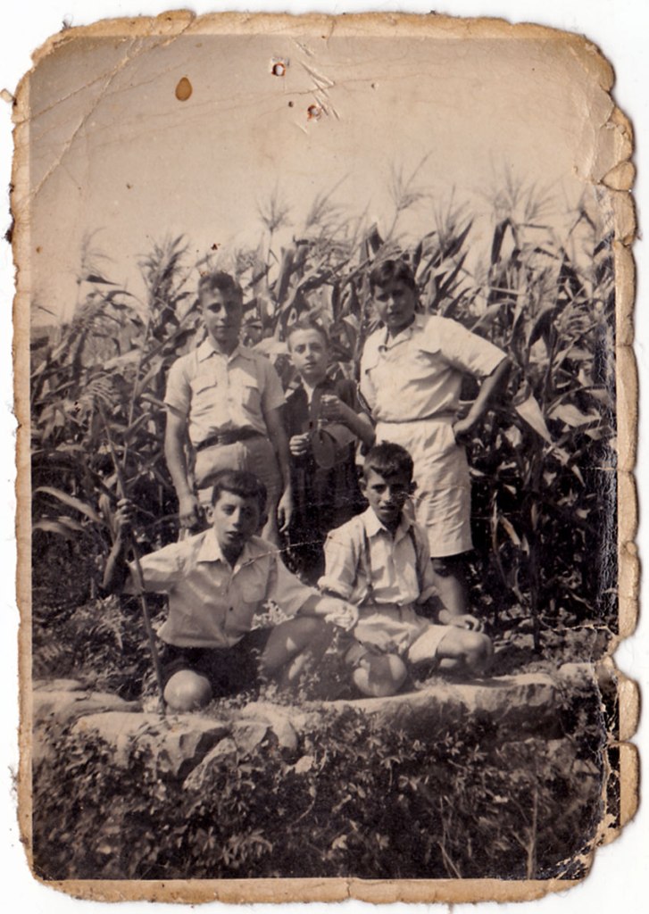 Xiquets posant davant d'un impressionant panissar de l'Horta. Són José Herrero (el Barber), un desconegut i un robust Joaquín de Músic. A terra estan Vicente Vilara i un altre desconegut amb tirants