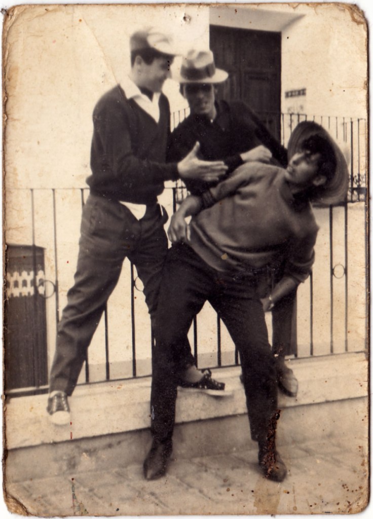 Més gent enjogassada a la plaça de l'església. El del mig és Josep Herrero, i el de baix Vicente Vilara